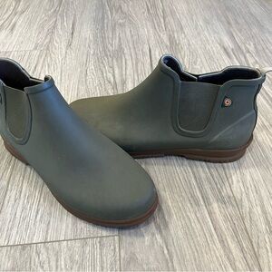 Bogs olive green Chelsea rain boot size 10